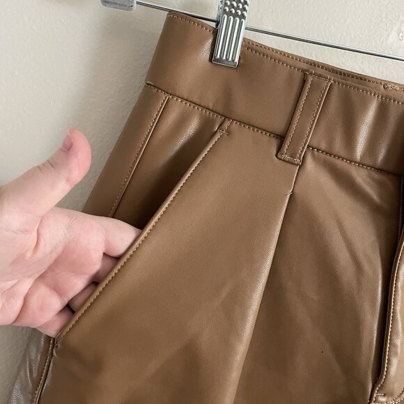 Abercrombie & Fitch Wmn S Pleated High Rise 6 Inch Vegan Leather Tailored Shorts - Picture 5 of 12
